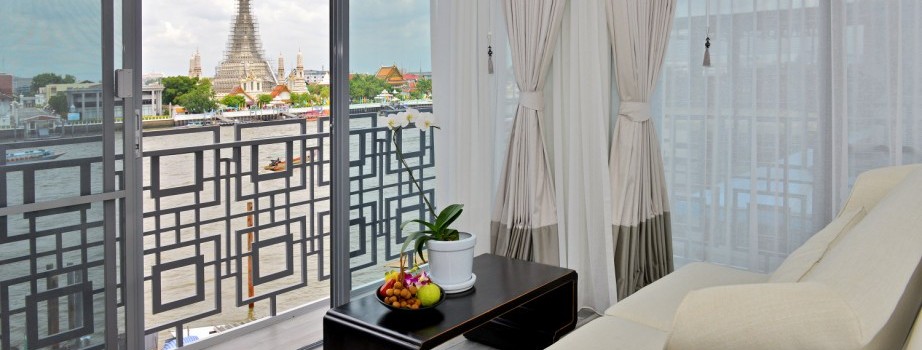 Panoramic views of Chao Praya River and the stunning Wat Arun. LUXURIATE NOW >>